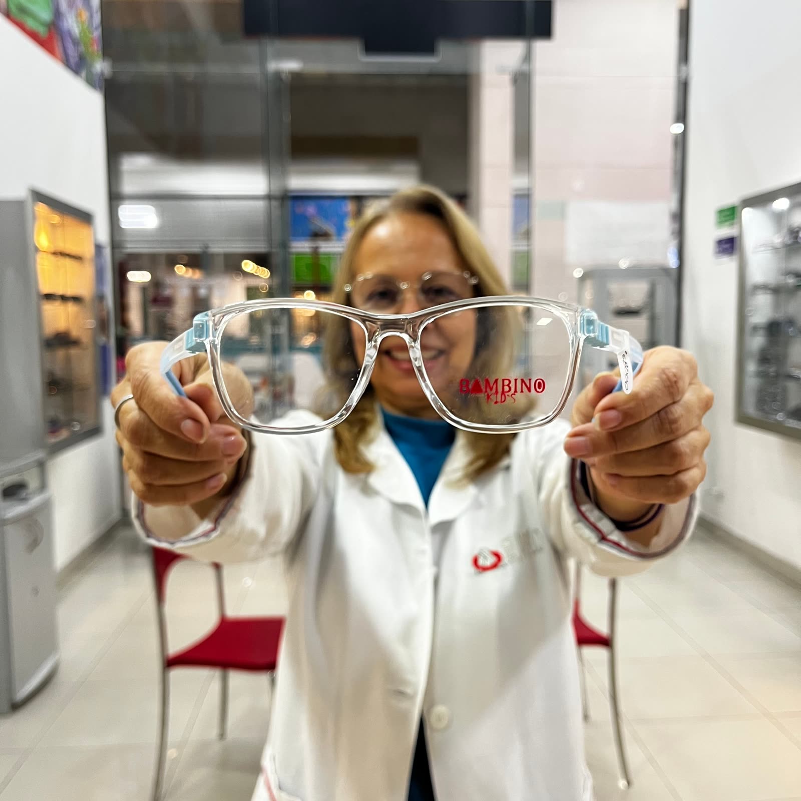 Dra. Ana Belén España mostrando una montura para gafas con fórmula en Óptica Apolo