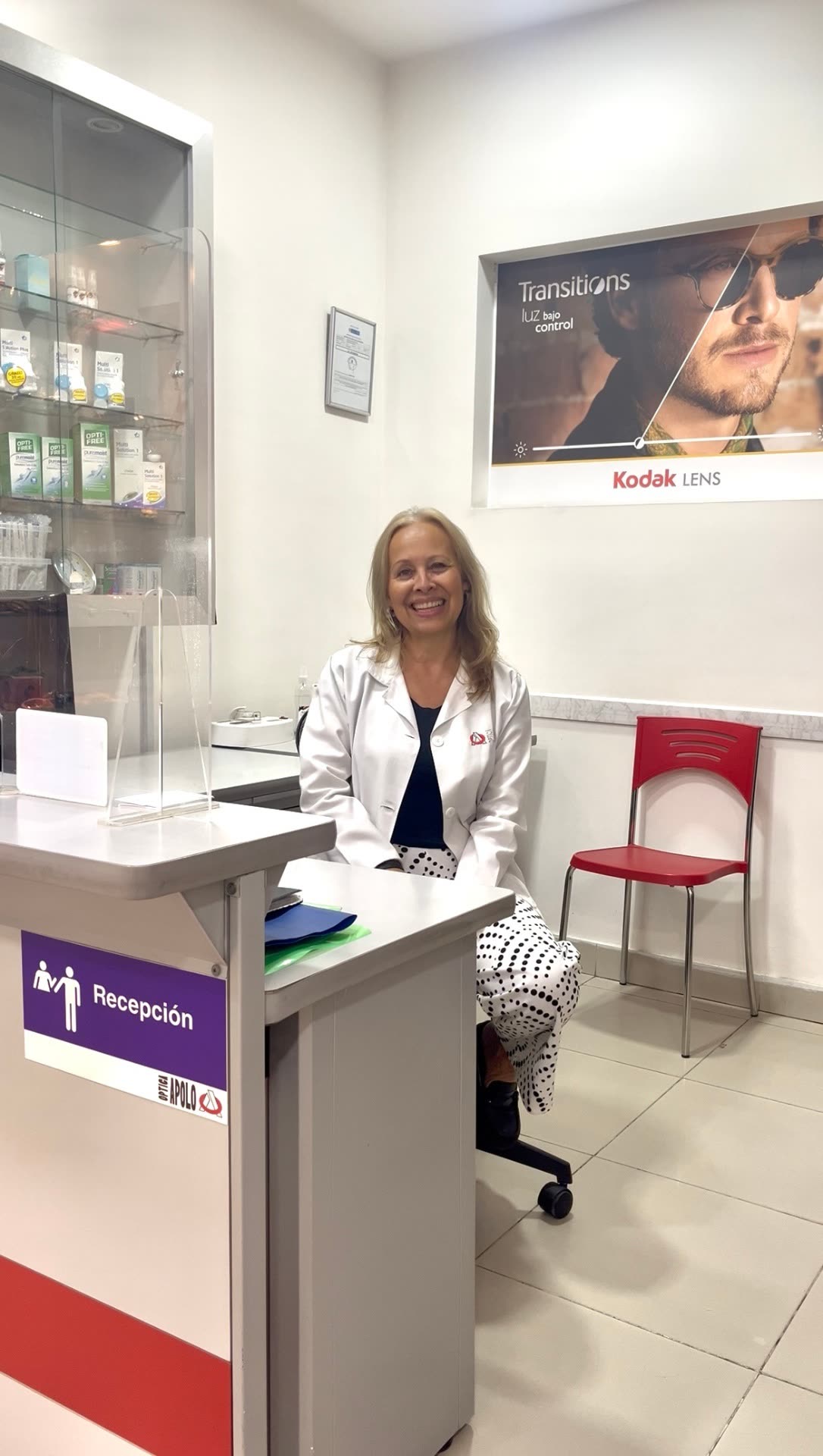 Dra. Ana Belén España en la recepción de Óptica Apolo, Bulevar Niza
