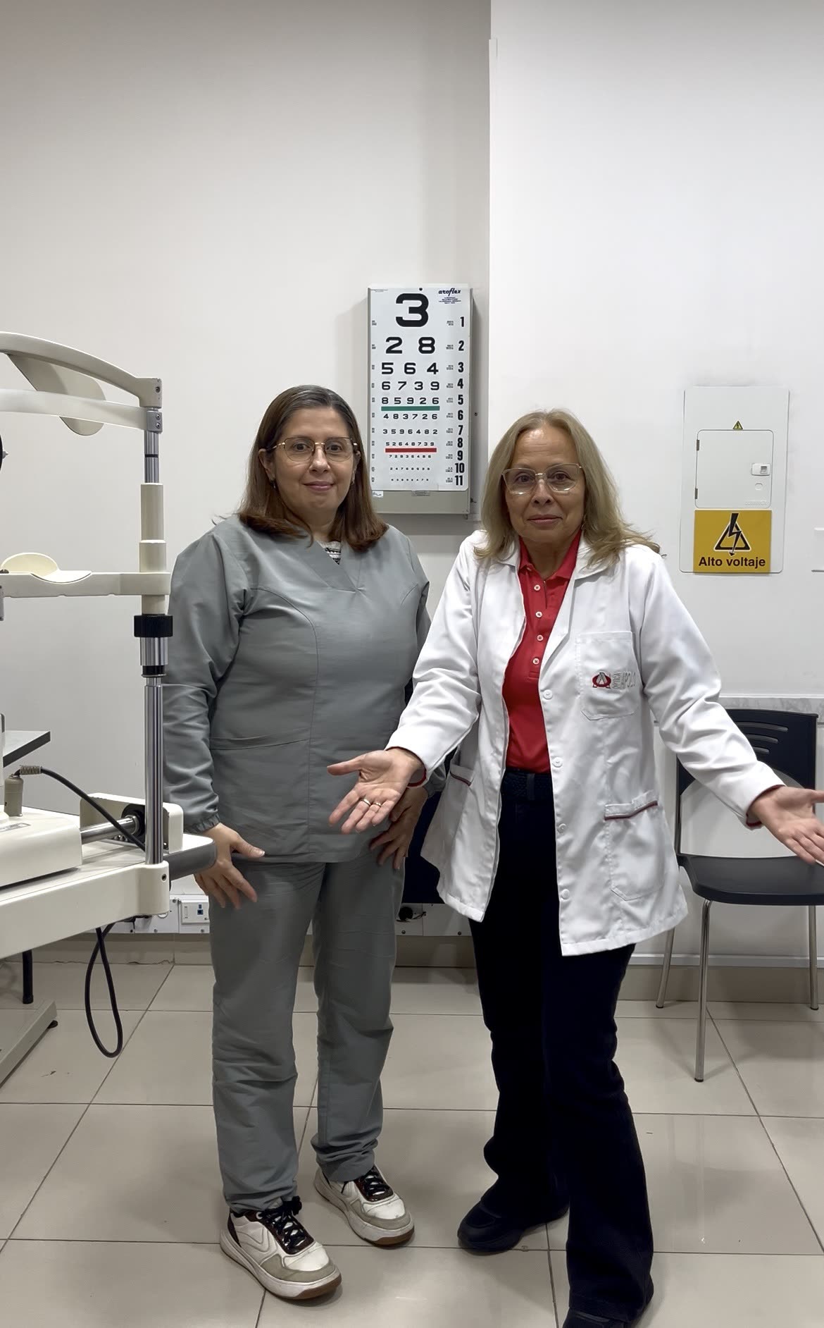 Equipo de Óptica Apolo: Dra. Ana Belén España junto a una colaboradora del consultorio