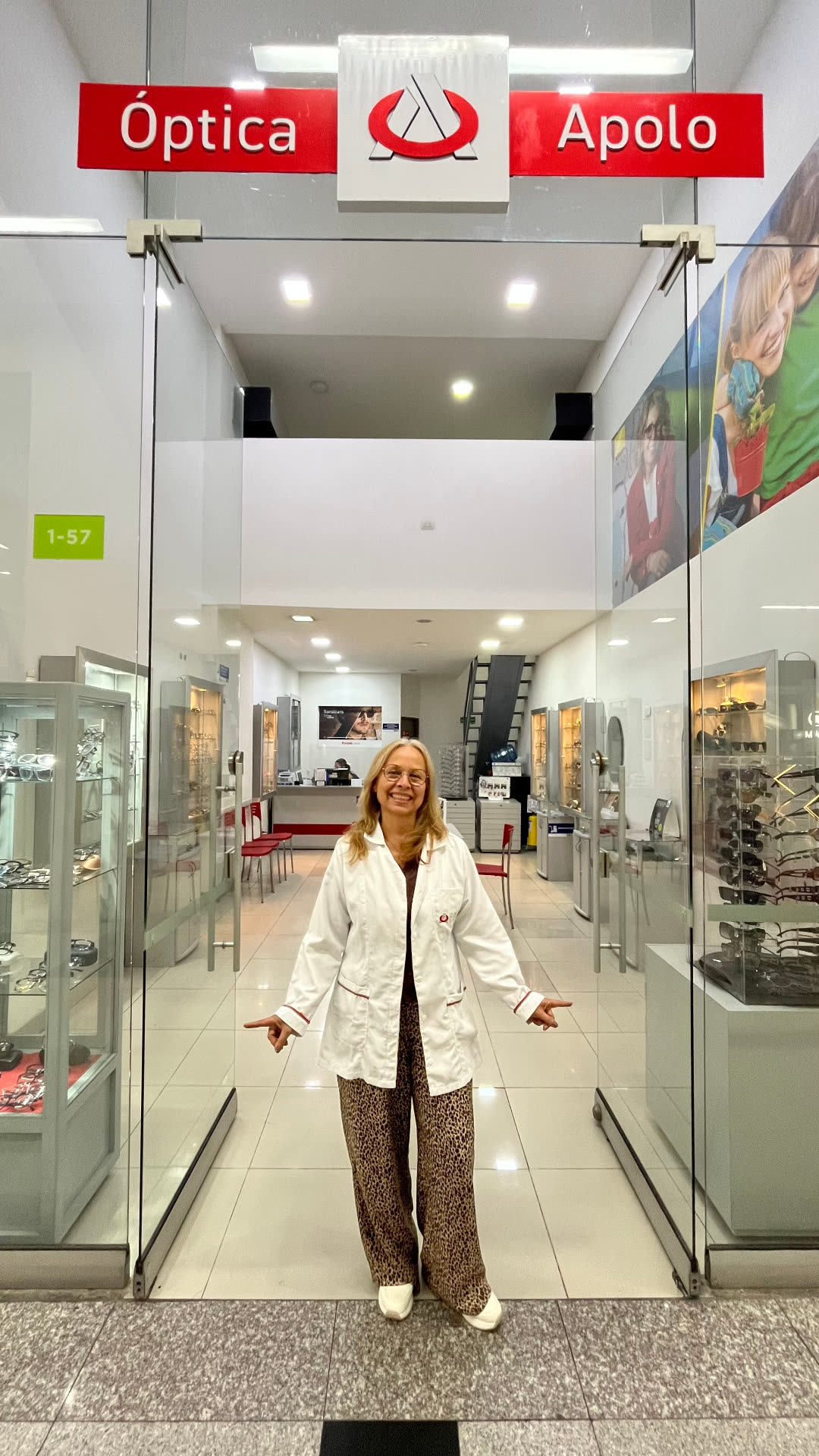 Fachada de Óptica Apolo en el Centro Comercial Bulevar Niza, Local 157